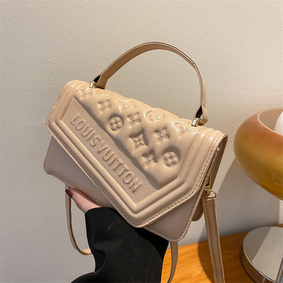 Чанта от изкуствена кожа с две дръжки 