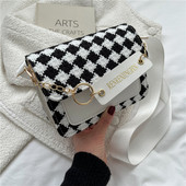 Карирана дамска чанта с метална декорация 