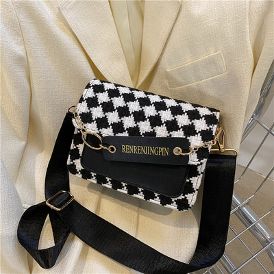 Карирана дамска чанта с метална декорация 