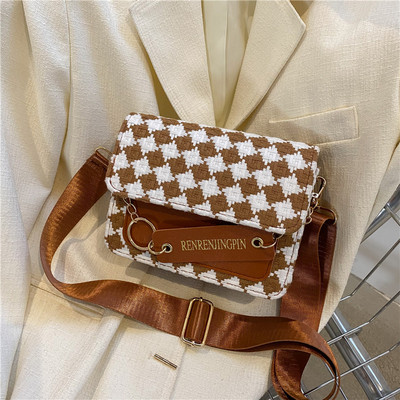 Карирана дамска чанта с метална декорация 