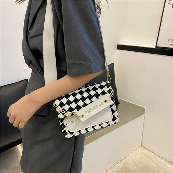 Карирана дамска чанта с метална декорация 