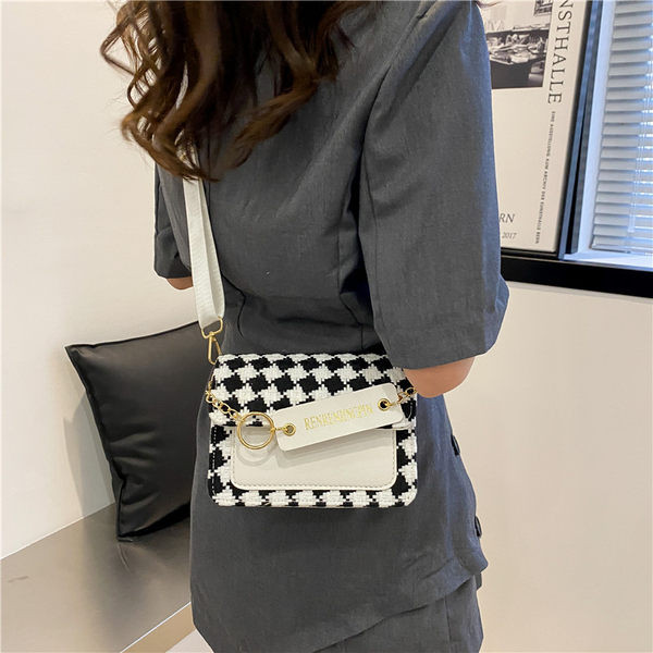 Карирана дамска чанта с метална декорация 