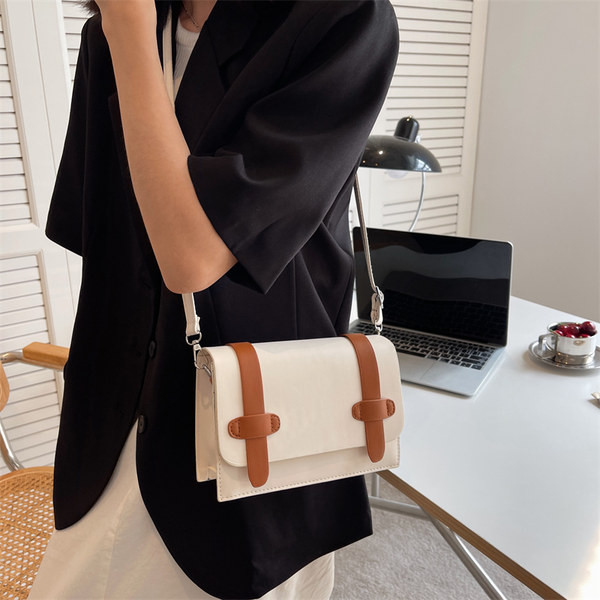 Дамска малка чанта от еко кожа с дълга  дръжка