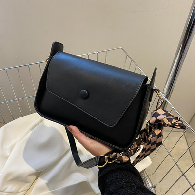 Малка правоъгълна чанта от еко кожа