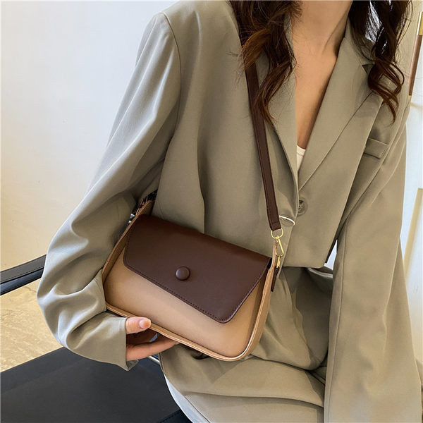 Малка правоъгълна чанта от еко кожа