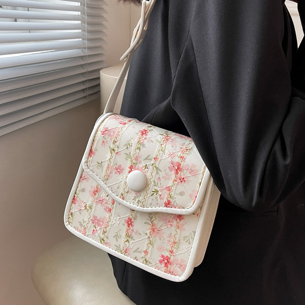 Нов модел малка дамска чанта с флорален десен