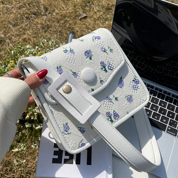 Нов модел малка дамска чанта с флорален десен