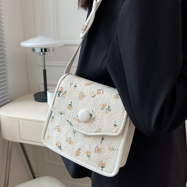 Нов модел малка дамска чанта с флорален десен