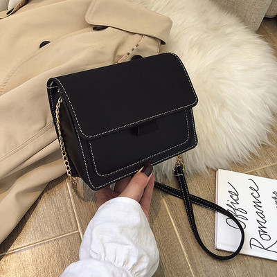 Изчистен модел дамска чанта от еко велур с метално закопчаване 