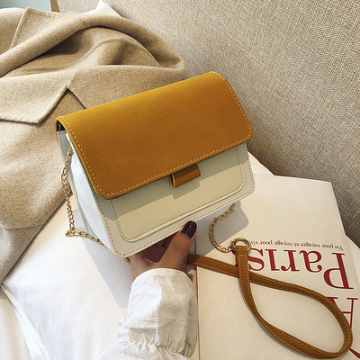 Изчистен модел дамска чанта от еко велур с метално закопчаване 