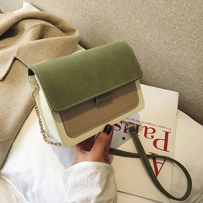 Изчистен модел дамска чанта от еко велур с метално закопчаване 