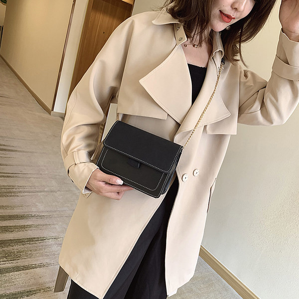 Изчистен модел дамска чанта от еко велур с метално закопчаване 