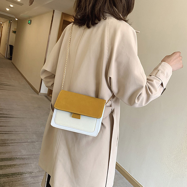 Изчистен модел дамска чанта от еко велур с метално закопчаване 