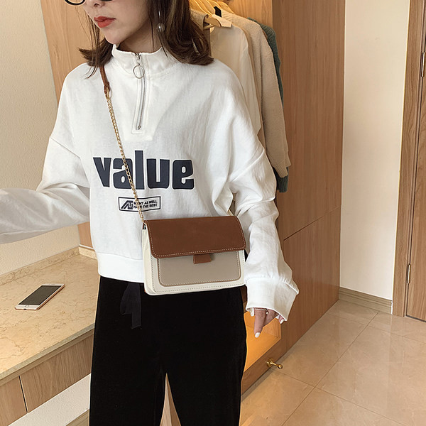 Изчистен модел дамска чанта от еко велур с метално закопчаване 