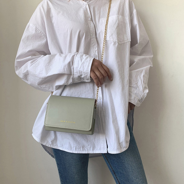 Нов модел малка дамска чанта с метална верижка за рамо