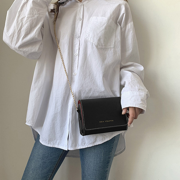 Нов модел малка дамска чанта с метална верижка за рамо