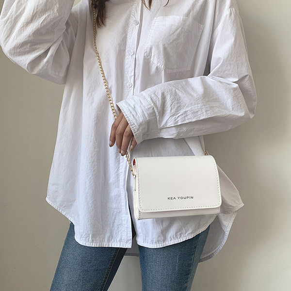 Нов модел малка дамска чанта с метална верижка за рамо