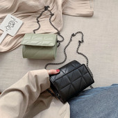 Дамска малка чанта от капитонирана еко кожа с метална верига 