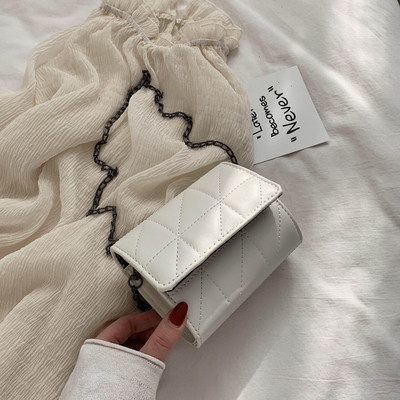 Дамска малка чанта от капитонирана еко кожа с метална верига 