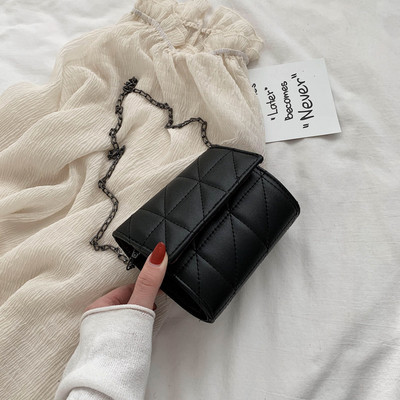 Дамска малка чанта от капитонирана еко кожа с метална верига 