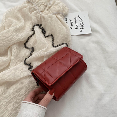 Дамска малка чанта от капитонирана еко кожа с метална верига 