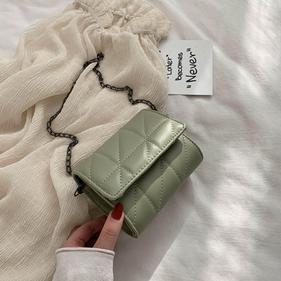 Дамска малка чанта от капитонирана еко кожа с метална верига 