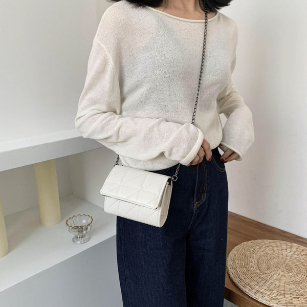 Дамска малка чанта от капитонирана еко кожа с метална верига 