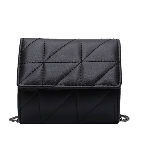 Дамска малка чанта от капитонирана еко кожа с метална верига 