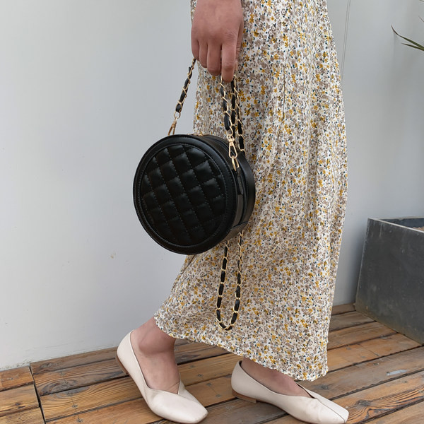 Нов модел дамска чанта от еко кожа с метална верижка