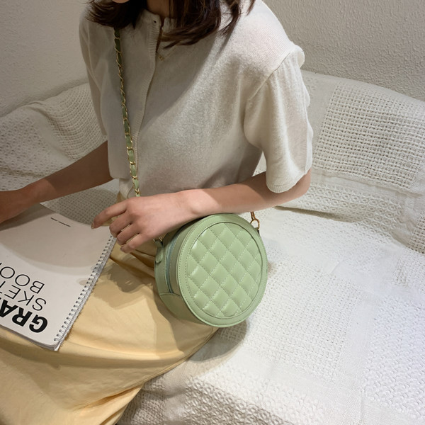 Нов модел дамска чанта от еко кожа с метална верижка