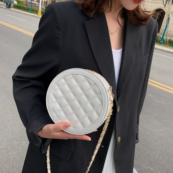 Нов модел дамска чанта от еко кожа с метална верижка