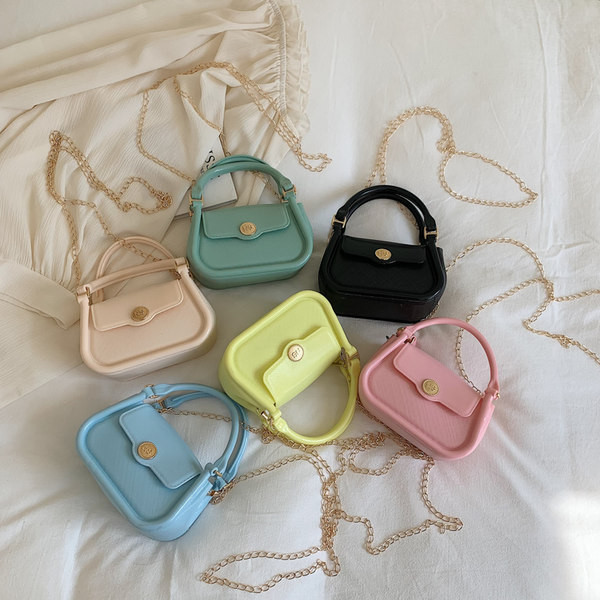 Модерна дамска чанта от еко кожа с метално закопчаване