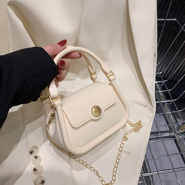 Модерна дамска чанта от еко кожа с метално закопчаване