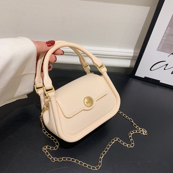 Модерна дамска чанта от еко кожа с метално закопчаване