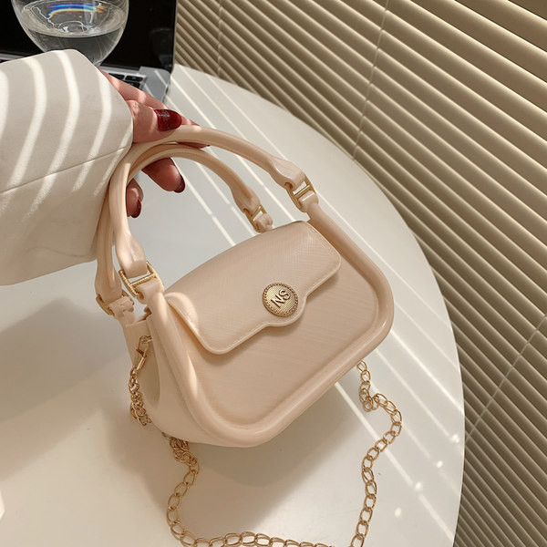 Модерна дамска чанта от еко кожа с метално закопчаване