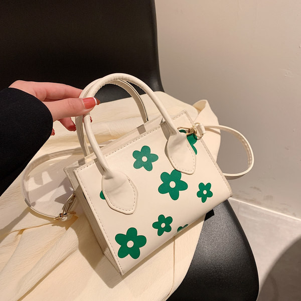 Модерна дамска чанта с флорален десен