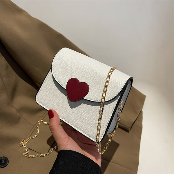 Дамска малка кожена чанта с декорация сърце