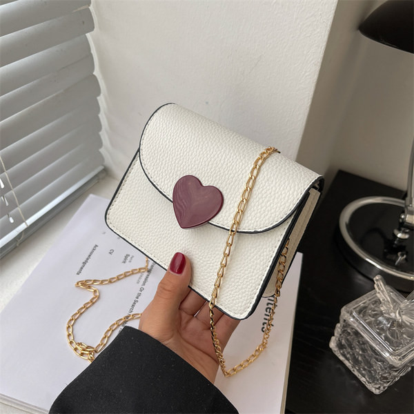 Дамска малка кожена чанта с декорация сърце