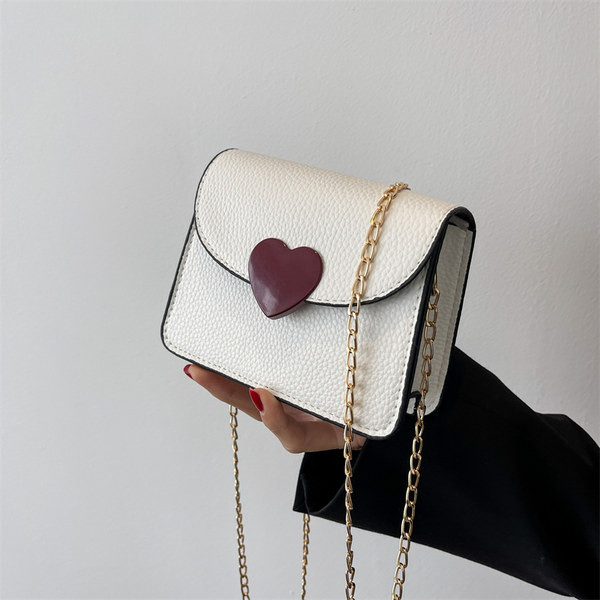 Дамска малка кожена чанта с декорация сърце