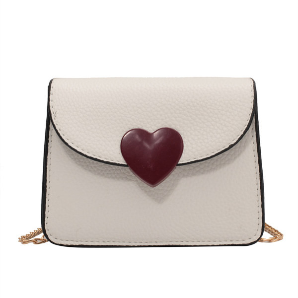 Дамска малка кожена чанта с декорация сърце