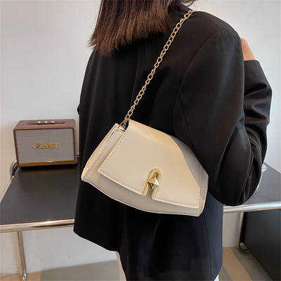 Модерна дамска кожена чанта с метално закопчаване