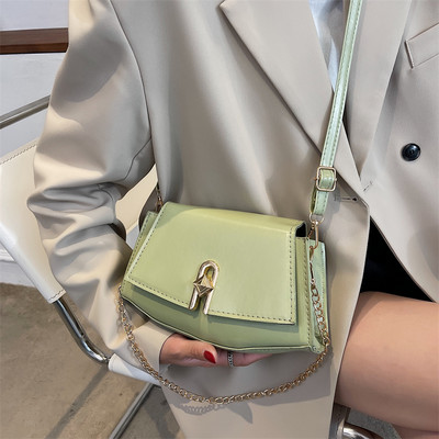 Модерна дамска кожена чанта с метално закопчаване