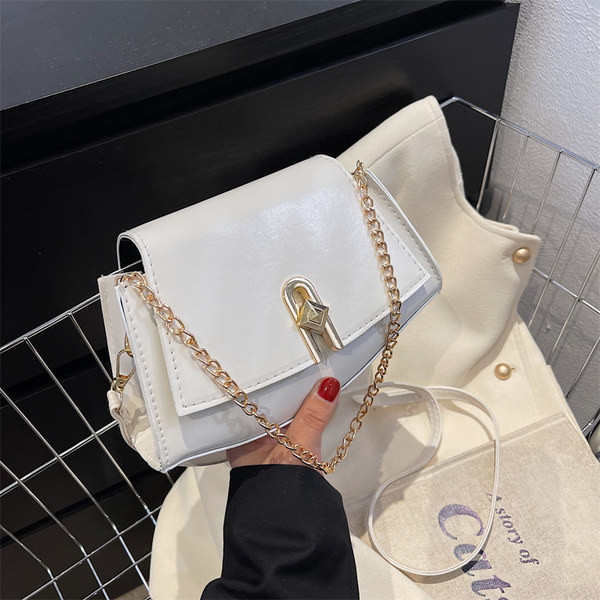 Модерна дамска кожена чанта с метално закопчаване