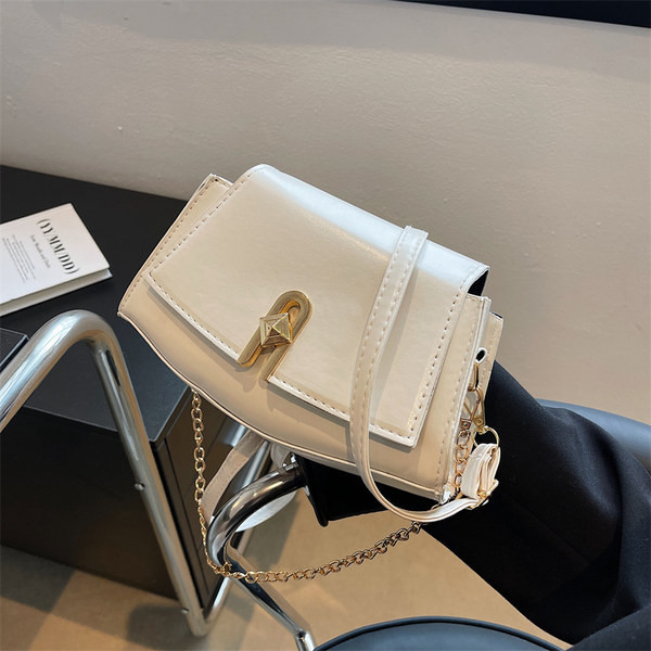 Модерна дамска кожена чанта с метално закопчаване