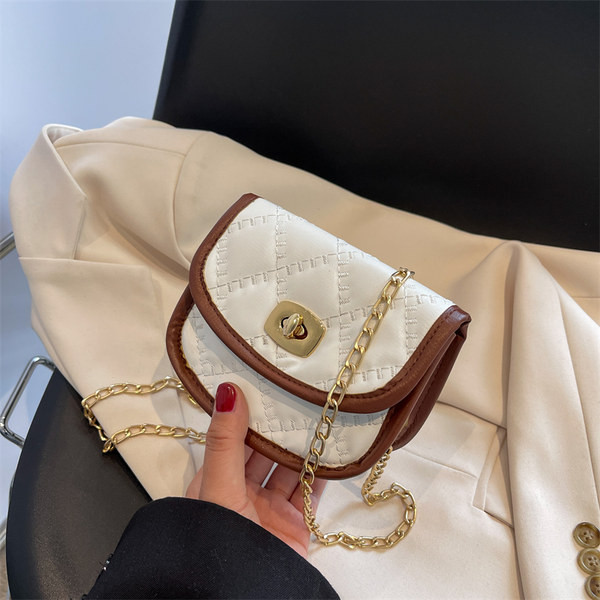 Малка дамска кожена чанта с метално закопчаване