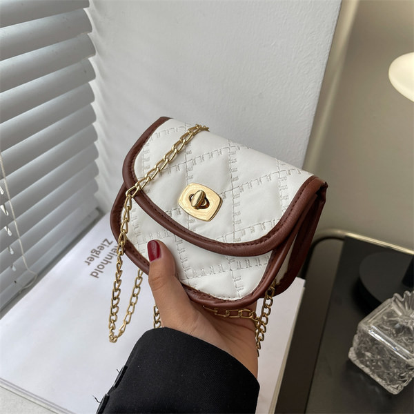 Малка дамска кожена чанта с метално закопчаване