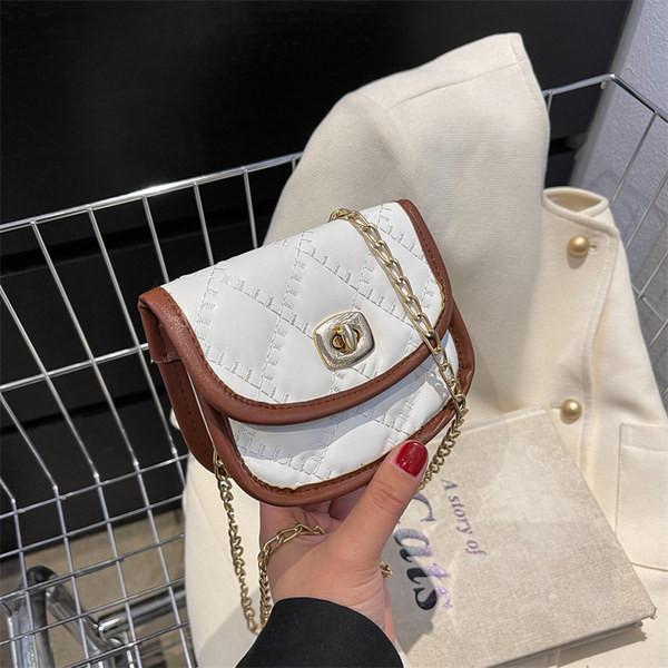 Малка дамска кожена чанта с метално закопчаване