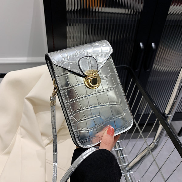 Дамска малка чанта от капитонирана еко кожа с метално закопчаване