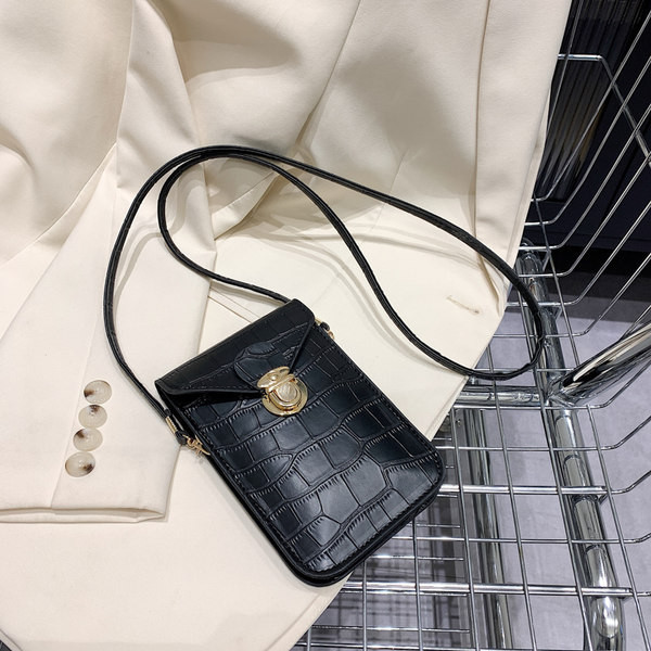 Дамска малка чанта от капитонирана еко кожа с метално закопчаване