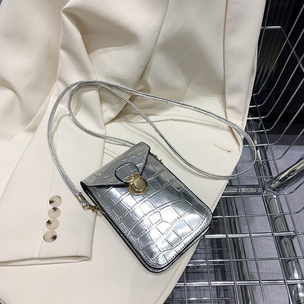 Дамска малка чанта от капитонирана еко кожа с метално закопчаване